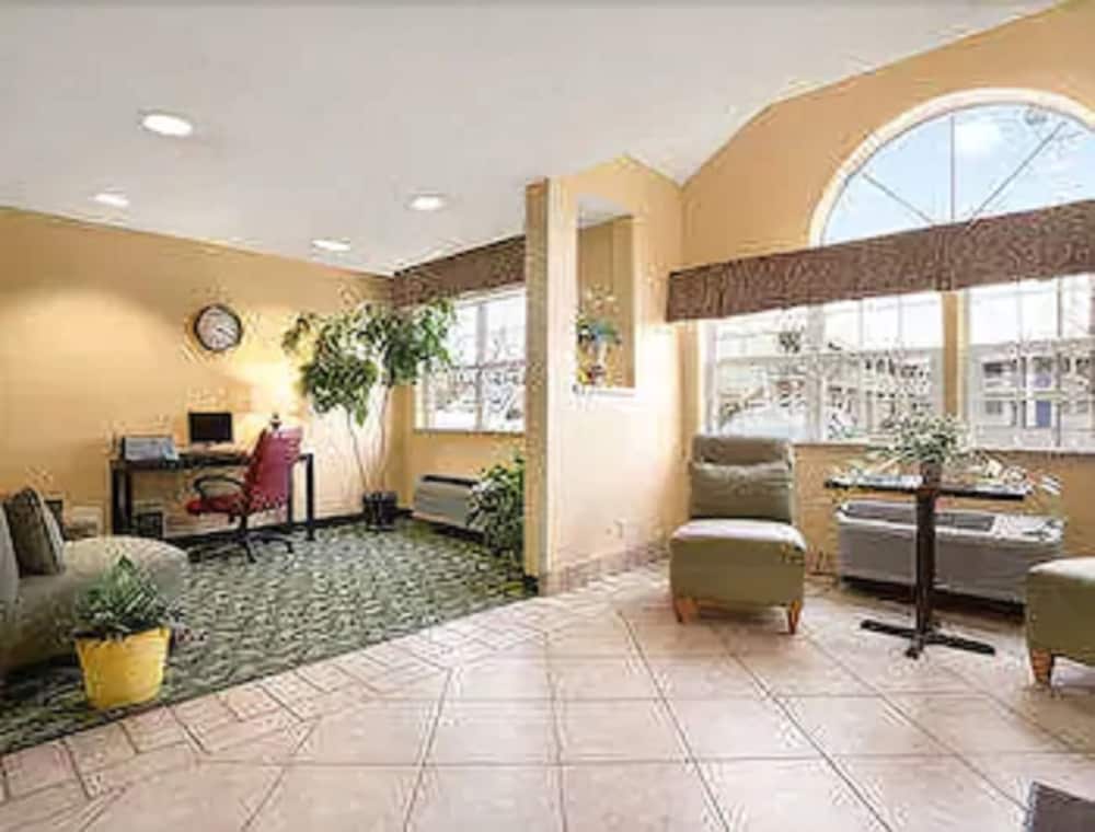Days Inn And Suites by Wyndham Lafayette In 5/22