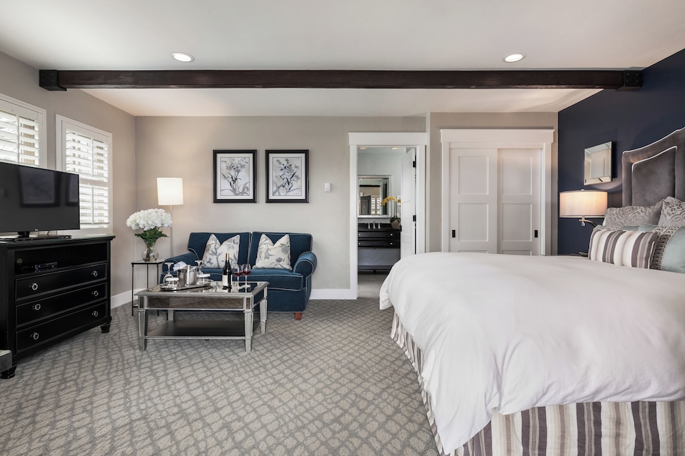 DELUXE, KING BED, JETTED TUB