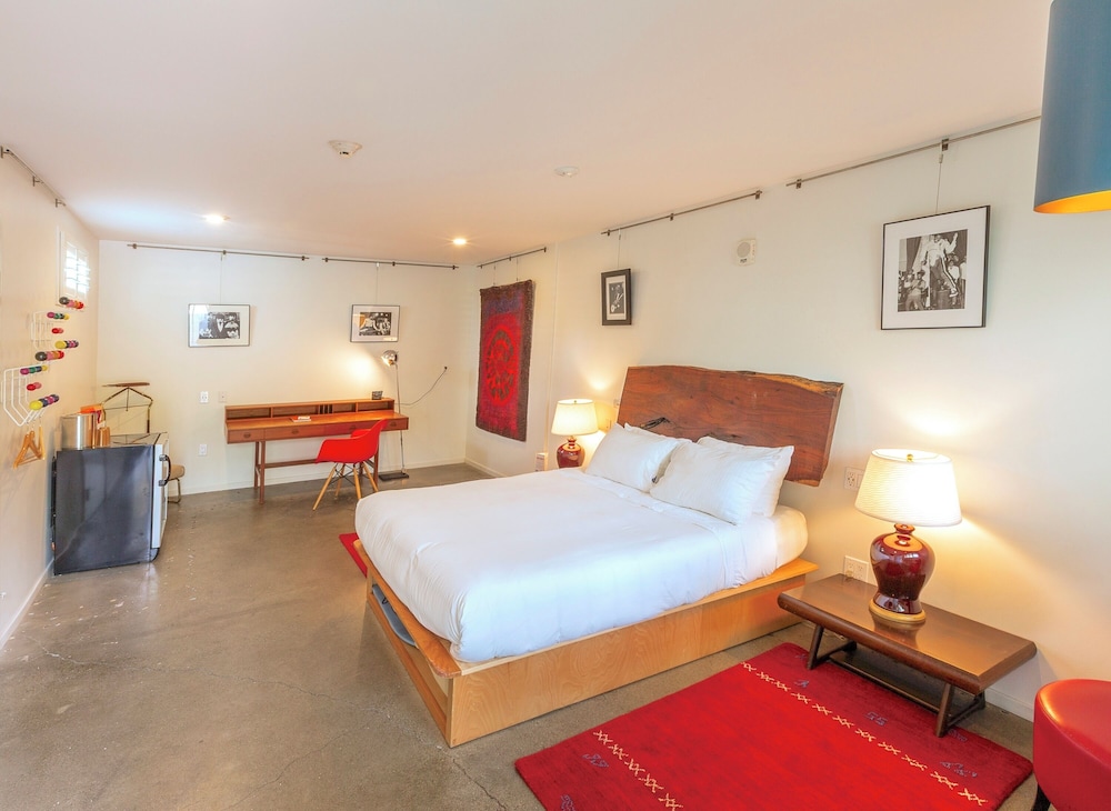 QUEEN BED, ACCESSIBLE