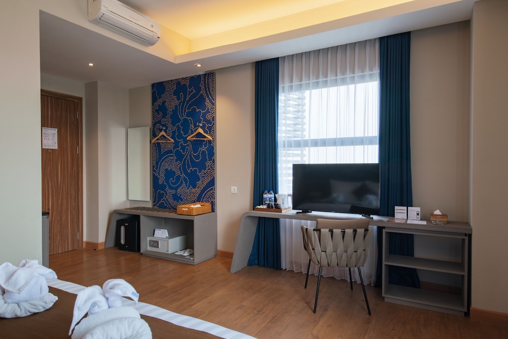 Luminor Hotel Airport Sidoarjo By WH, Best Choice and Strategic Location with a Rooftop area in Town 24/38
