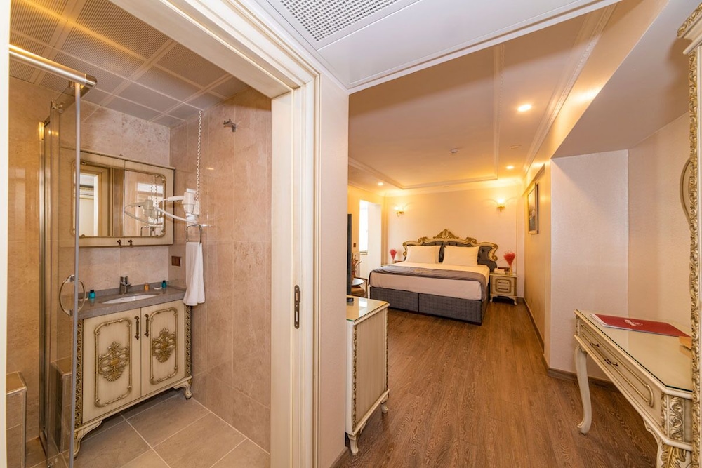 CZN Burak Hotel 44/74
