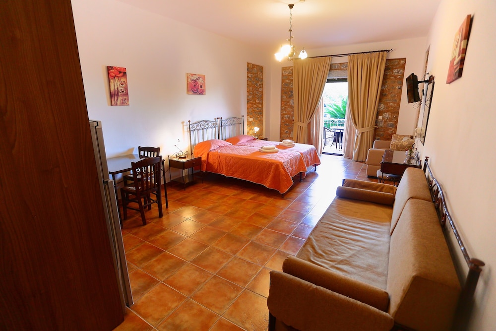 Vathi Hotel 8/50