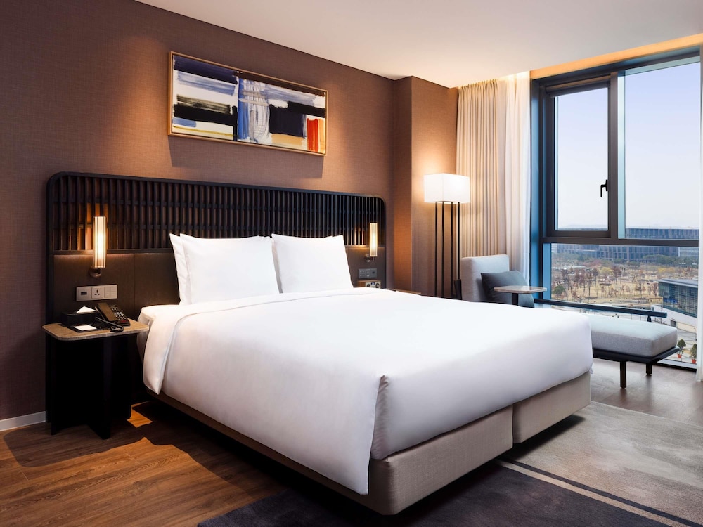EXECUTIVE, SUITE, KING BED