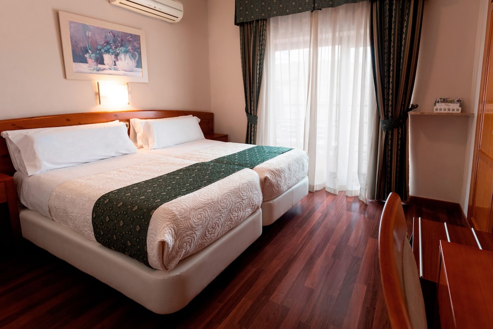 ROOM, DOUBLE OR TWIN BED