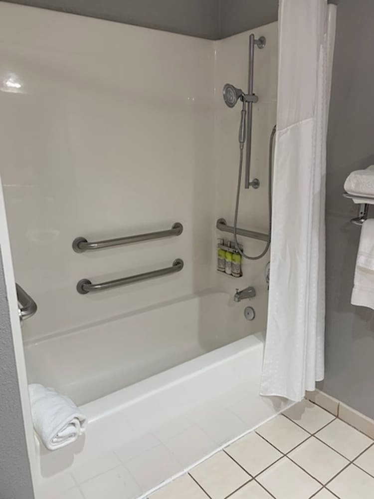 HOLIDAY INN EXPRESS CLEVELAND DOWNTOWN 24/59