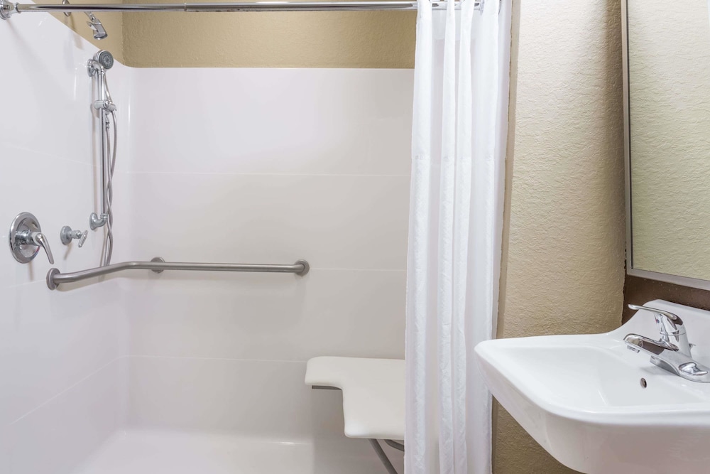 Microtel Inn & Suites by Wyndham Jacksonville Airport 9/40