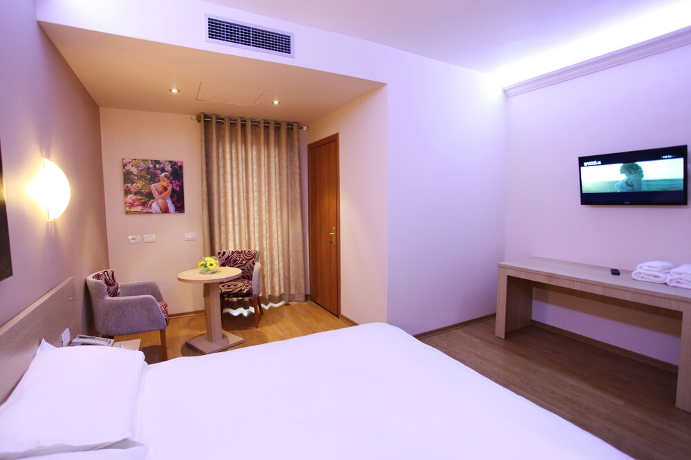 Green Hotel 22/71