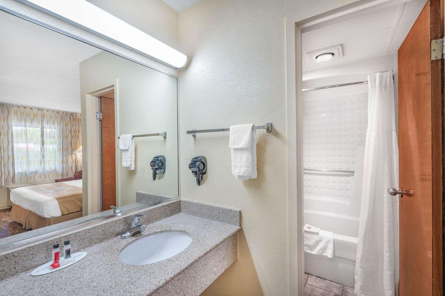 Days Inn by Wyndham Clarksville TN 48/53