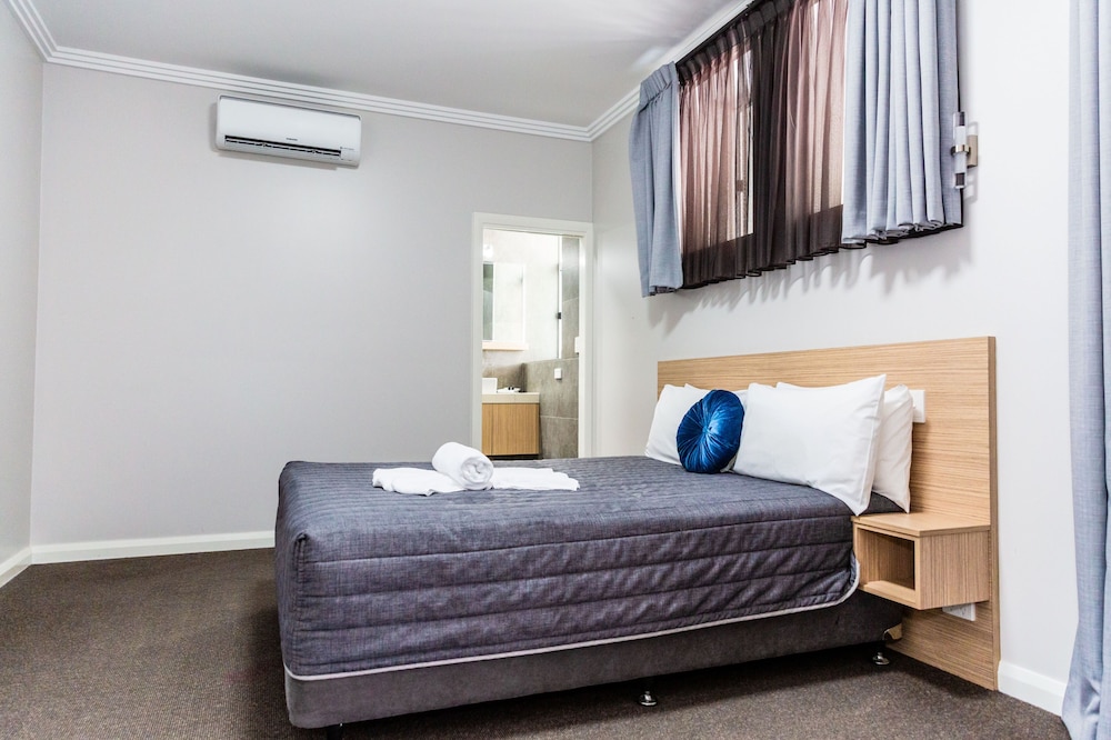 Lakes and Ocean Hotel Forster 5/40