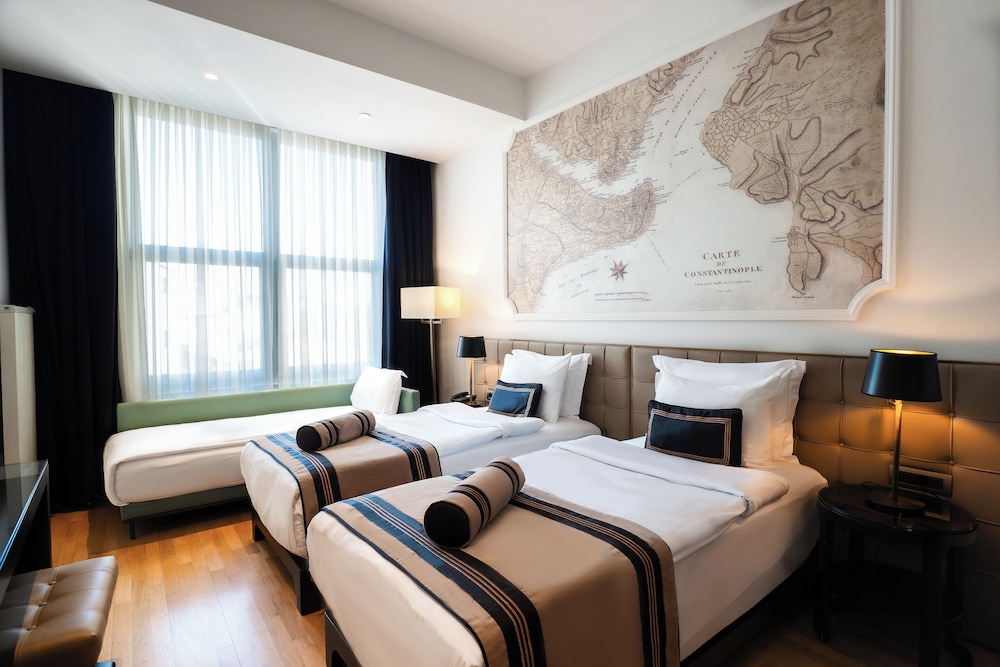 DELUXE, TRIPLE, TWIN BEDS