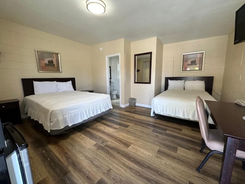 Royal Inn and Suites 10/42