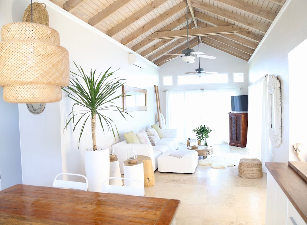 Villa Montana Beach Resort 55/75