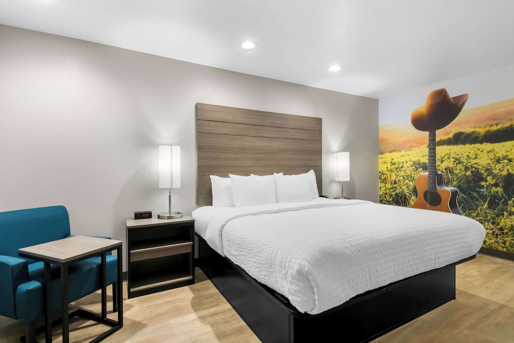ROOM, KING BED