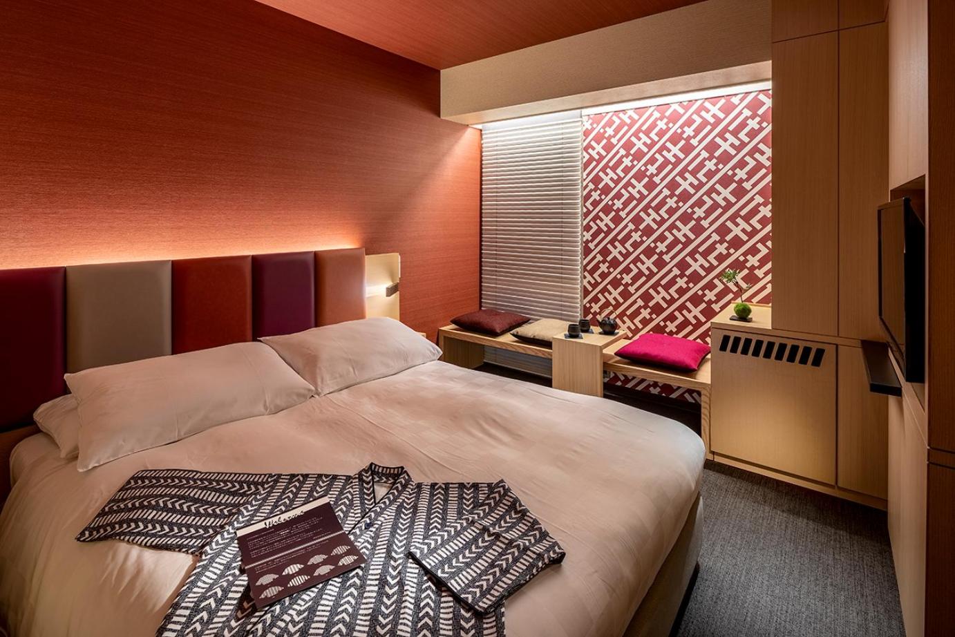 Concept, Queen Bed