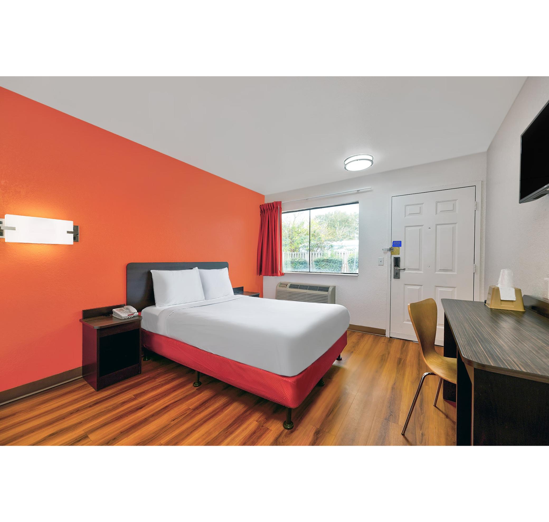 1 Full Bed - Mobility Accessible Ri Shwr