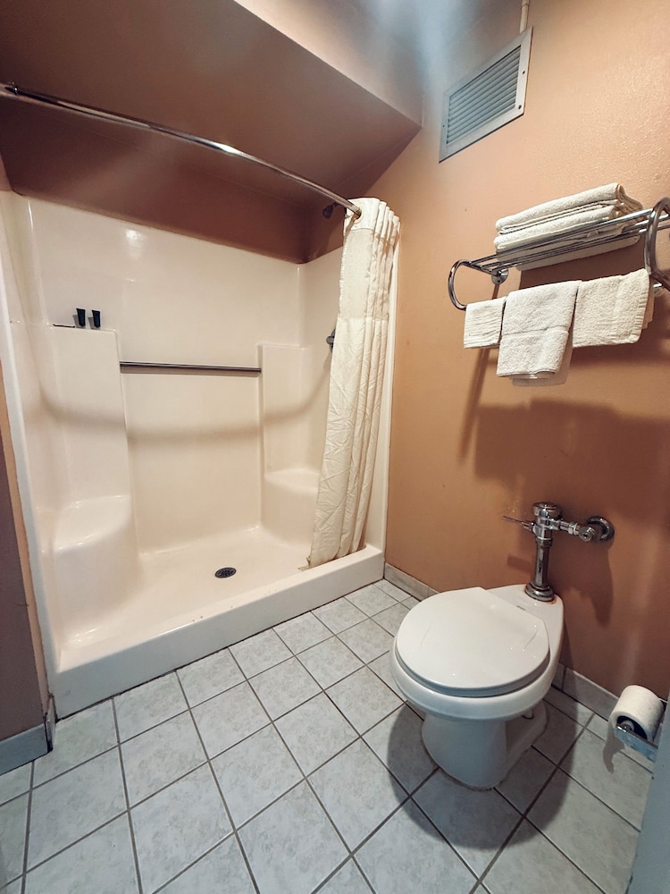 Mayfair Inn Williamston Hwy 64 47/50