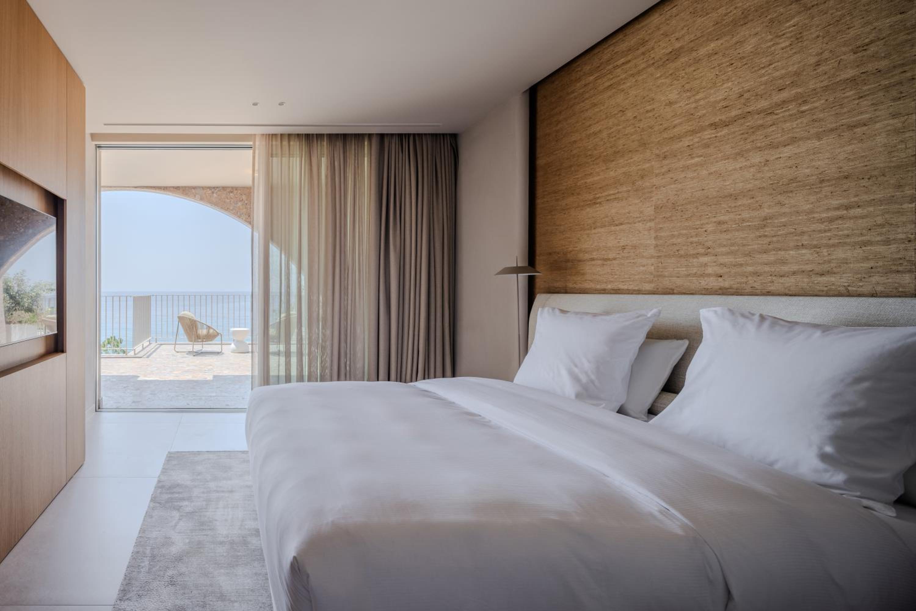 SUITE, KING BED, SOFA