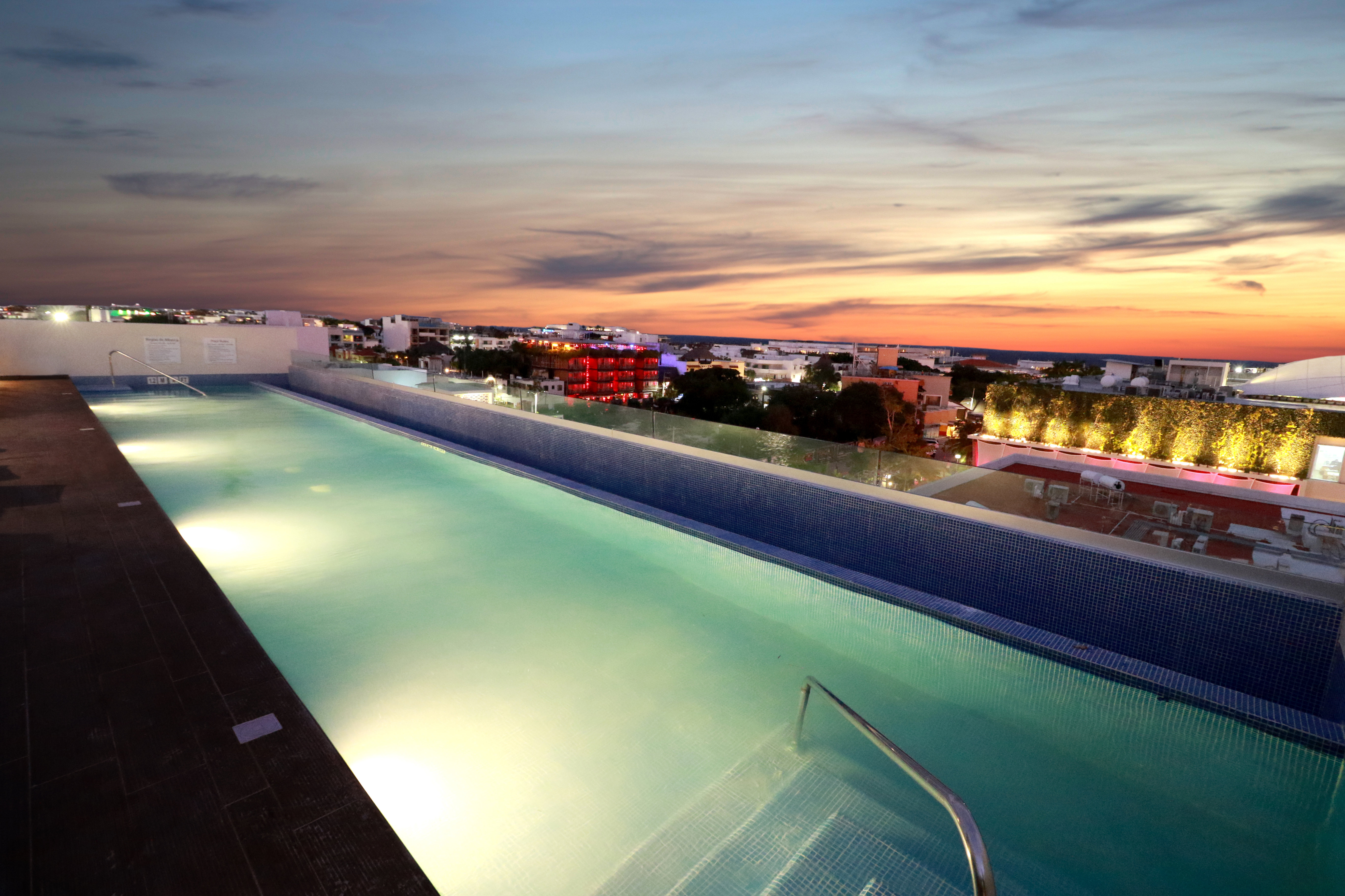 Holiday Inn Express And Suites Playa Del Carmen 70/74
