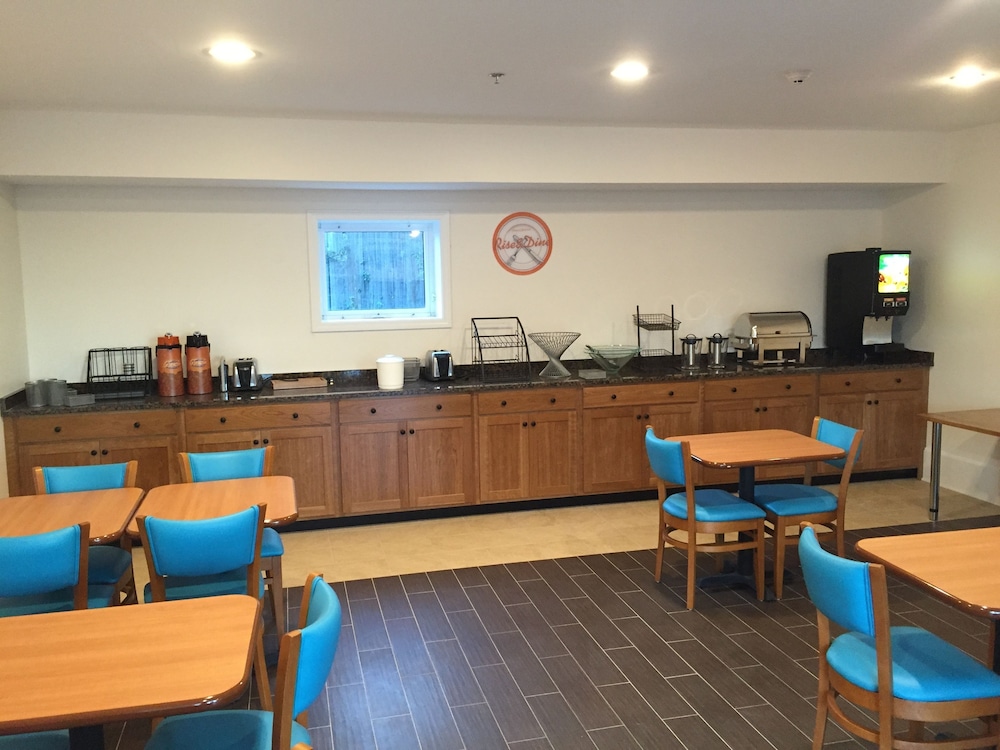Howard Johnson by Wyndham Quincy/Boston 8/16