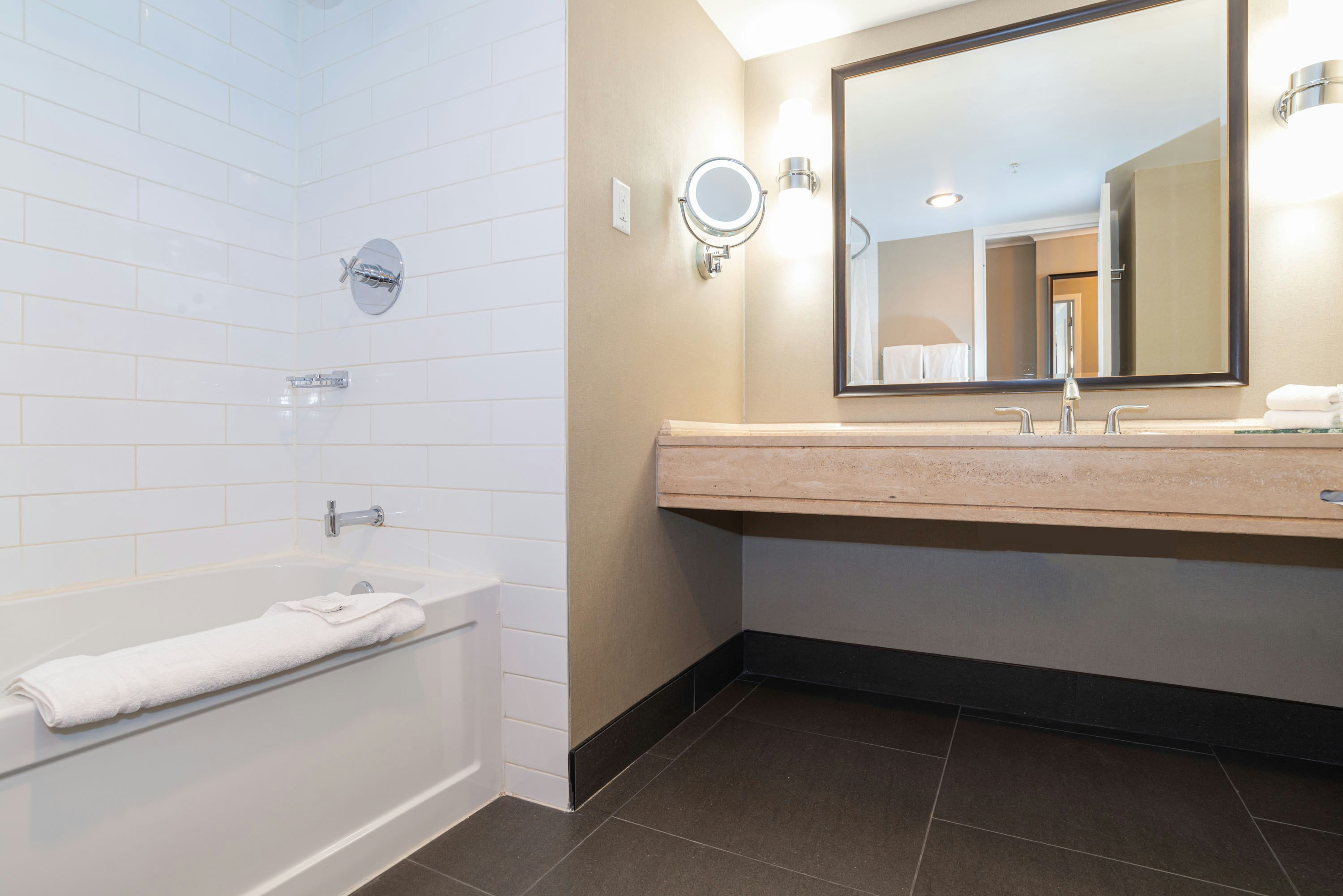 غرفة غراند بريميوم بسرير كينج في الطابق العلوي، Sandman Signature Edmonton Downtown Hotel 6/6