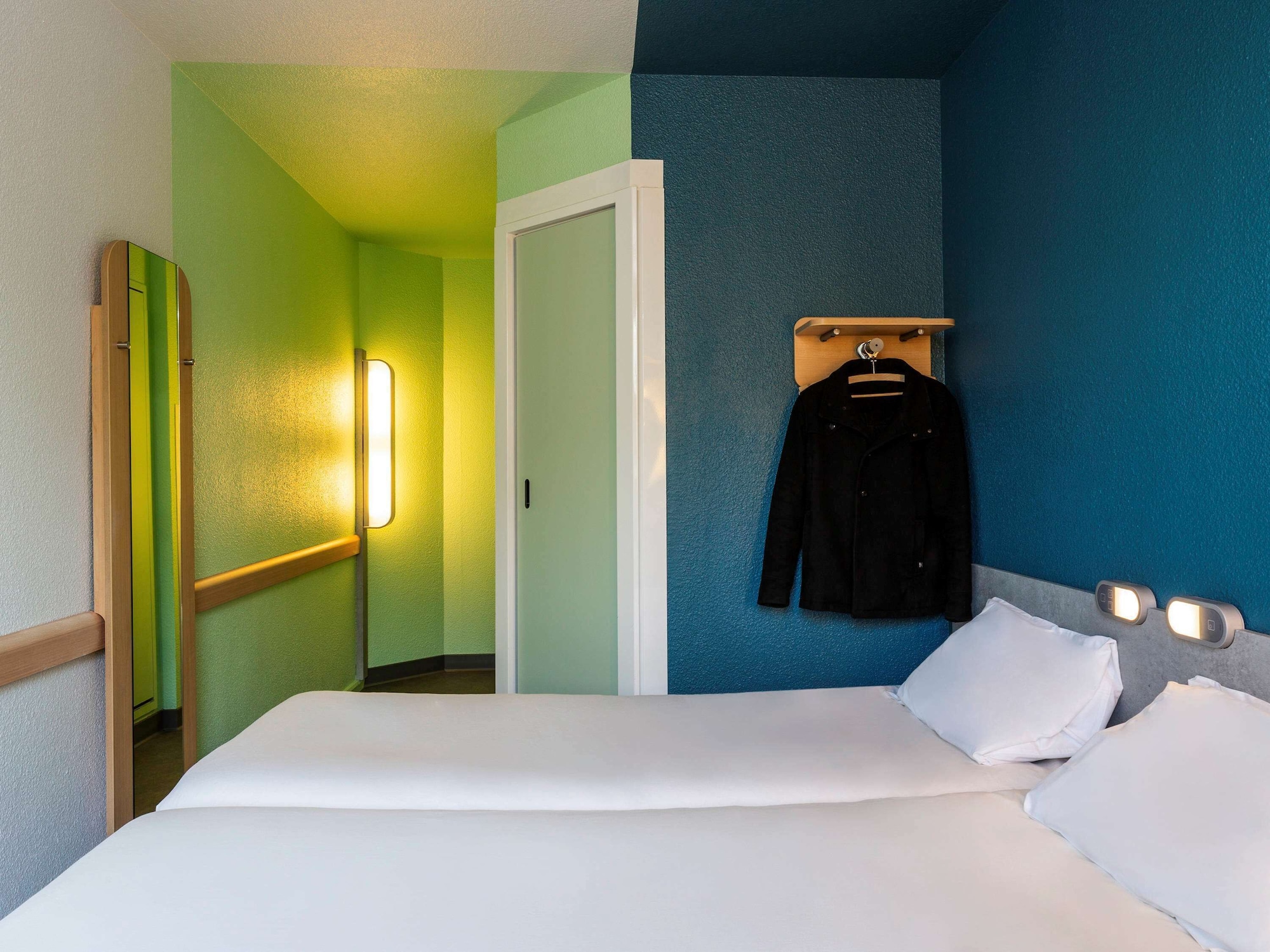 ROOM, TWIN BEDS