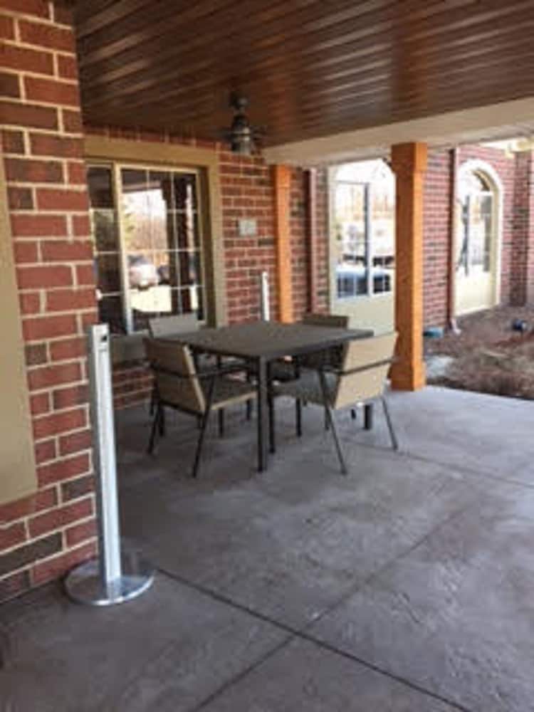 Country Inn & Suites by Radisson, Novi, MI 19/26