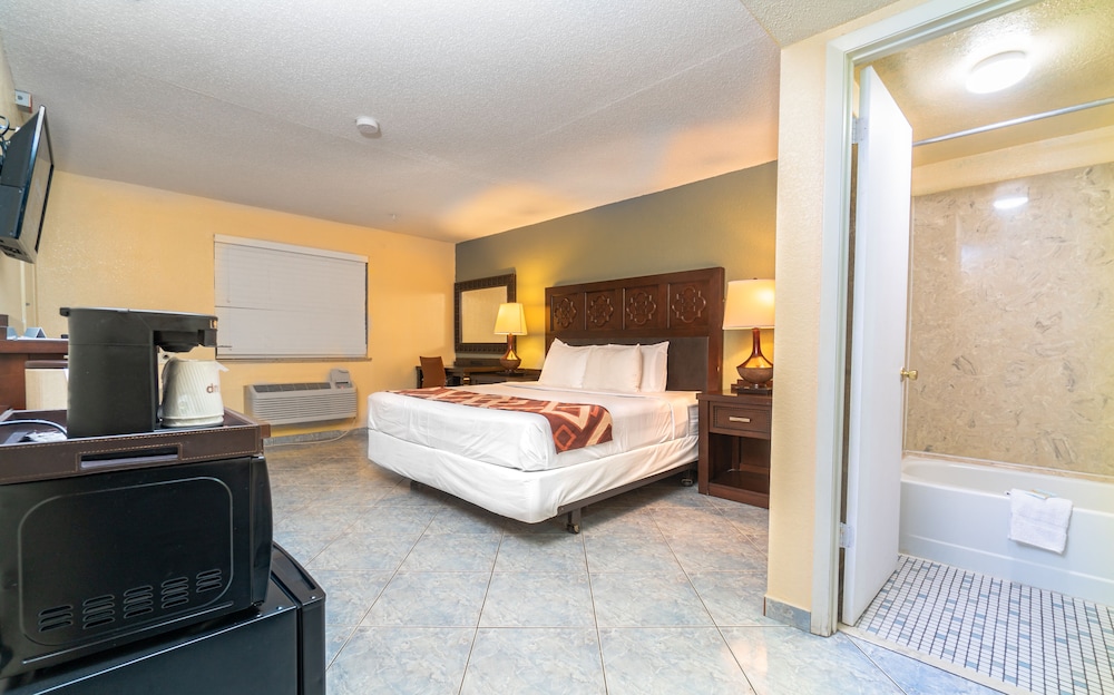 DELUXE, KING BED