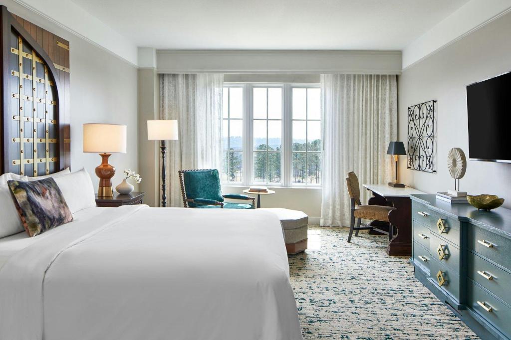 1 Bedroom, Tower, Suite, King Bed, Pool View, Sofa, Balcony, Corner