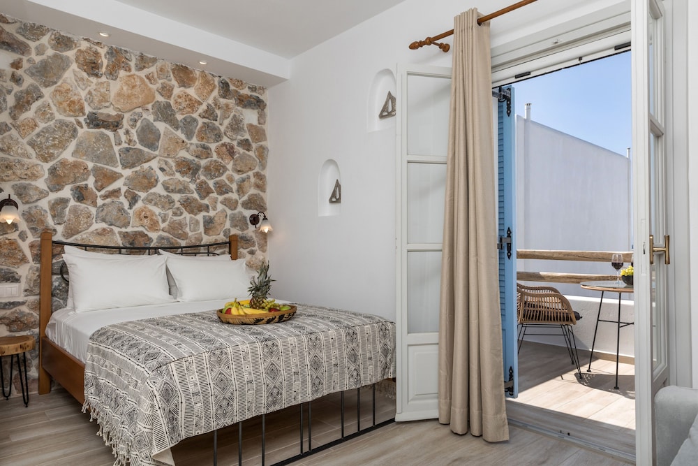 DELUXE, SUITE, PARTIAL SEA VIEW