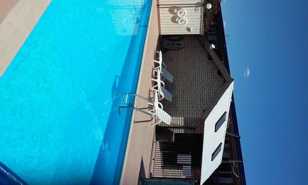 Motel Oasis Inn 3/56