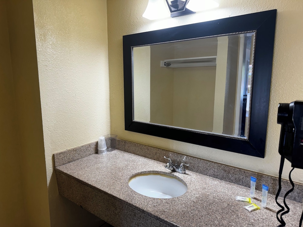 GuestPlace Inn & Suites 17/17