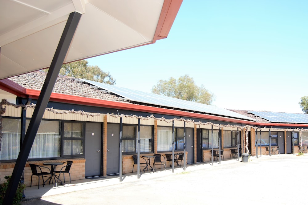 Civic Motor Inn Cowra 6/71