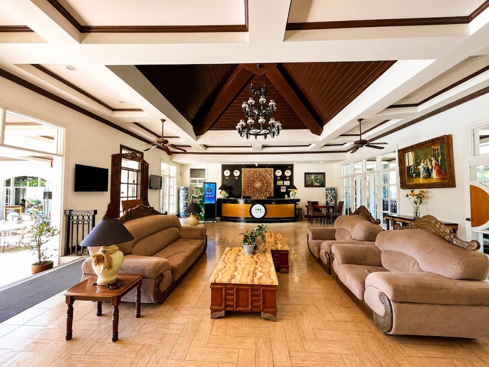 Forest Crest Nature Hotel and Resort Powered by ASTON (ex Chateau Royale Sports and Country Club) 48/77