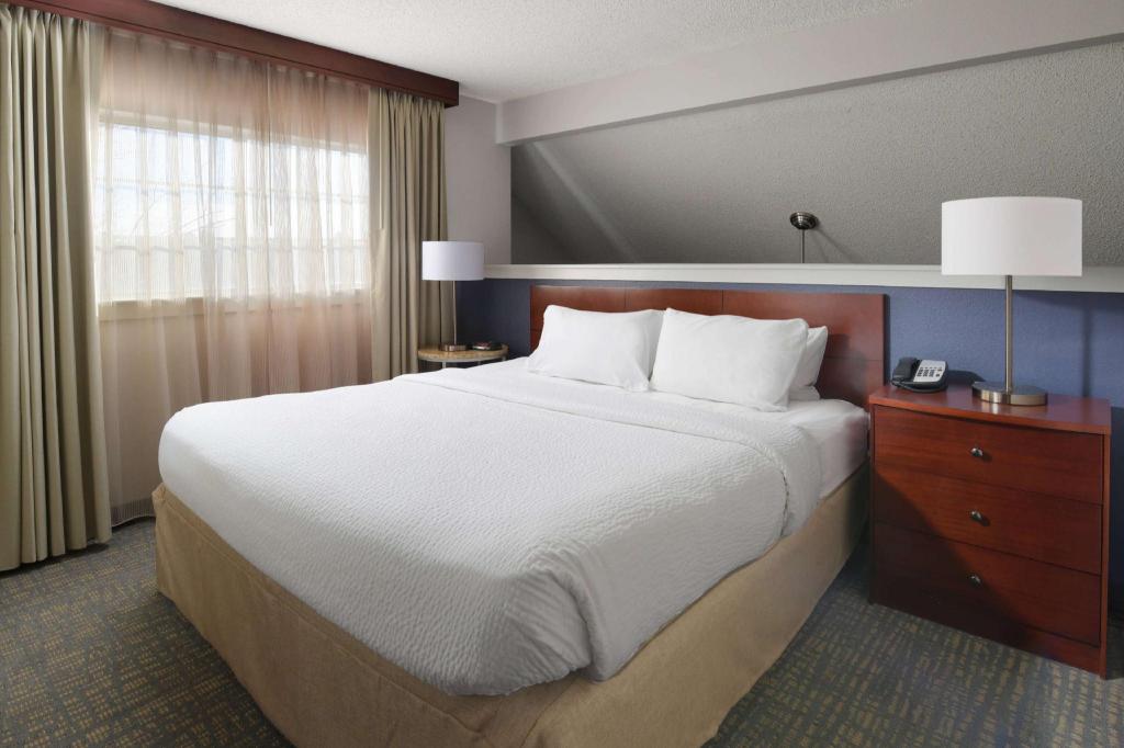 2 BEDROOMS, SUITE, KING AND QUEEN BED