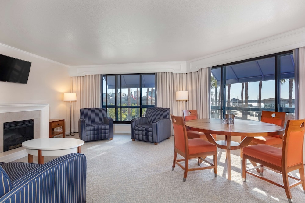 Waterfront Hotel - JDV by Hyatt 43/55