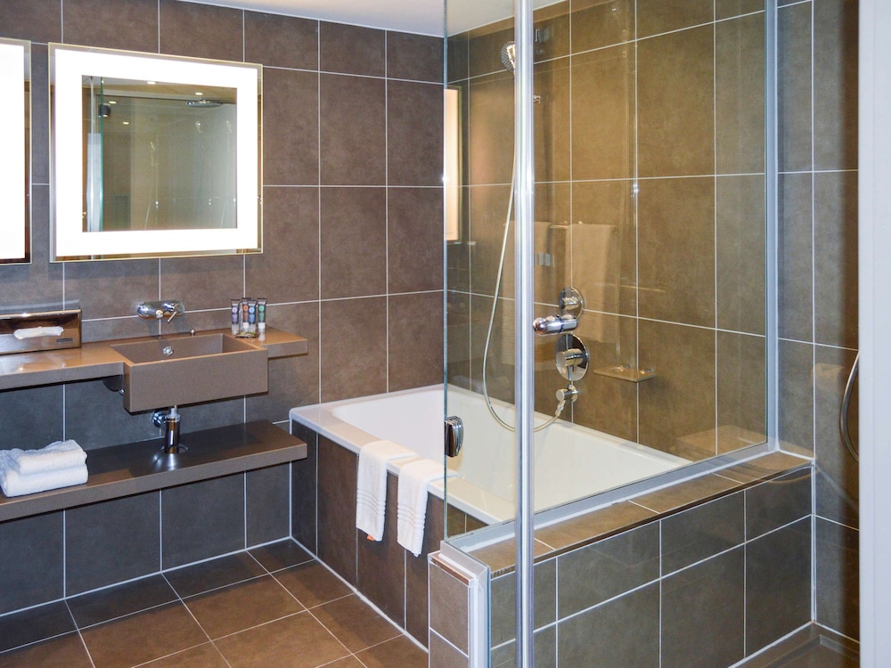 Novotel London Brentford 51/79