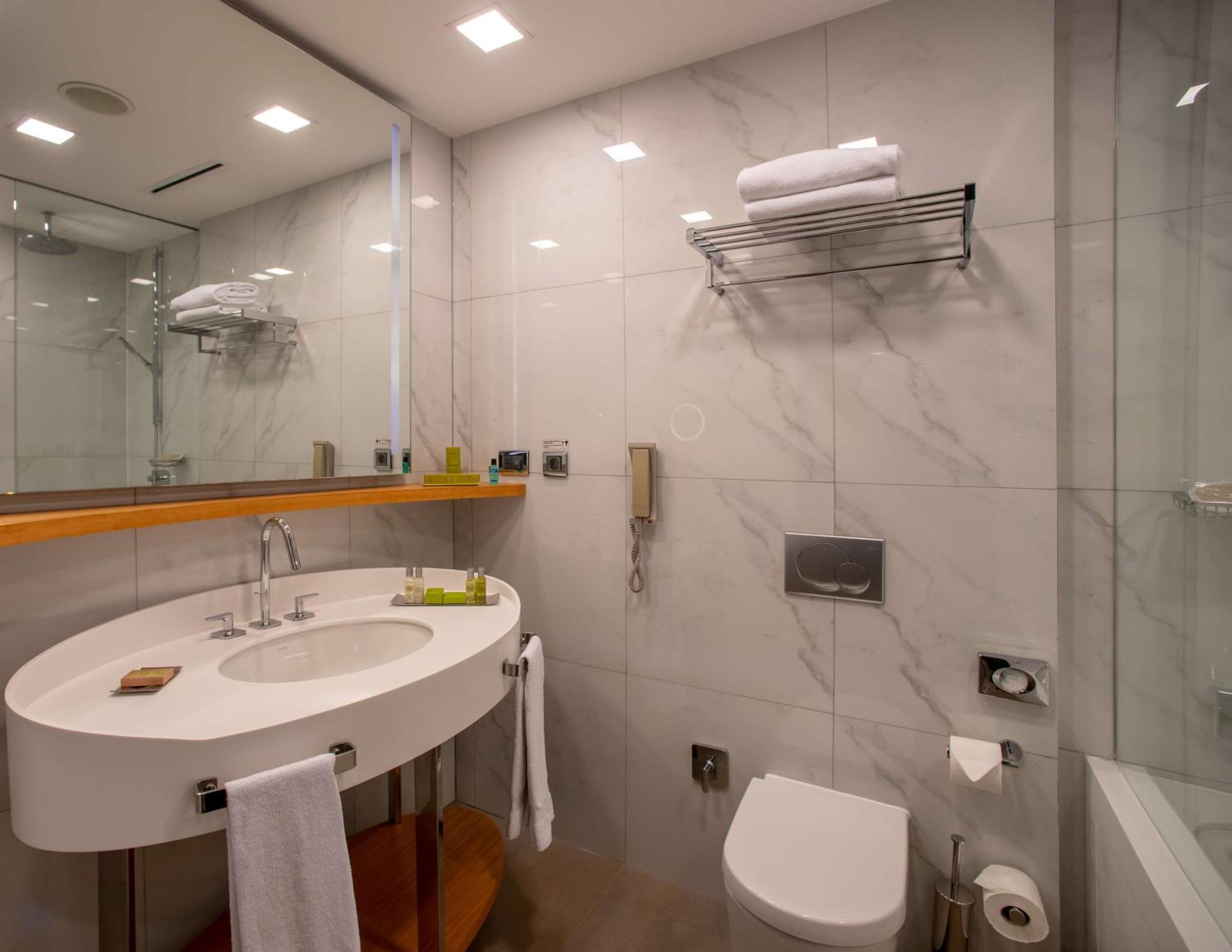 جناح عائلي بسرير كينج بمنطقة جلوس، Doubletree By Hilton Hotel Istanbul - Moda 4/6