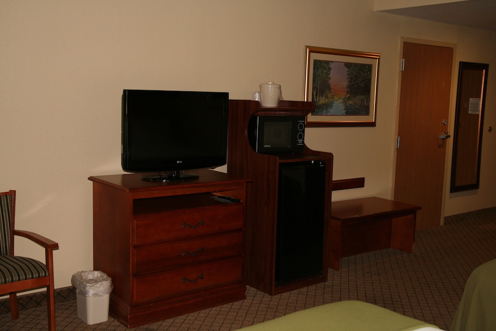 Holiday Inn Express Suites Greenwood 63/66