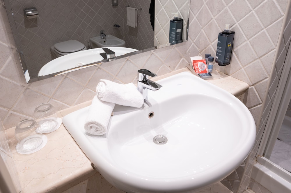 غرفة قياسية بسرير مزدوج أو سريرين منفصلين، Th Roma Carpegna Palace 4/6