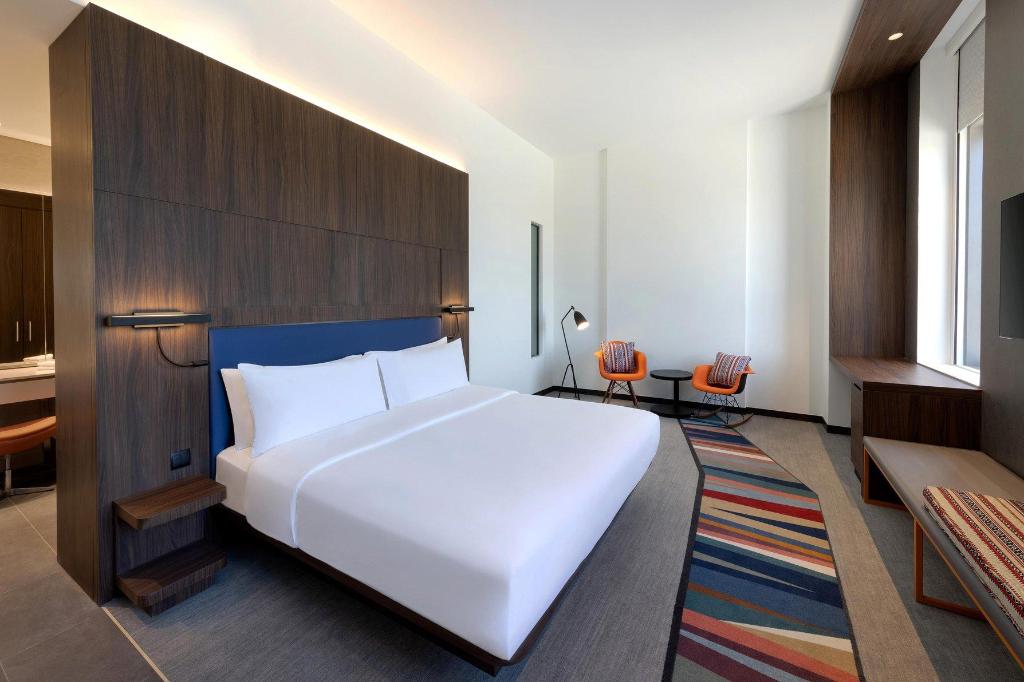 Savvy, Guest Room, King Bed, City View