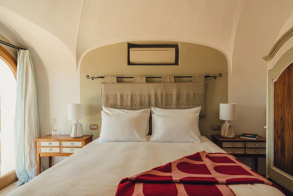 2 Bedrooms, Pool, Suite, 1 Single and 2 Double Beds