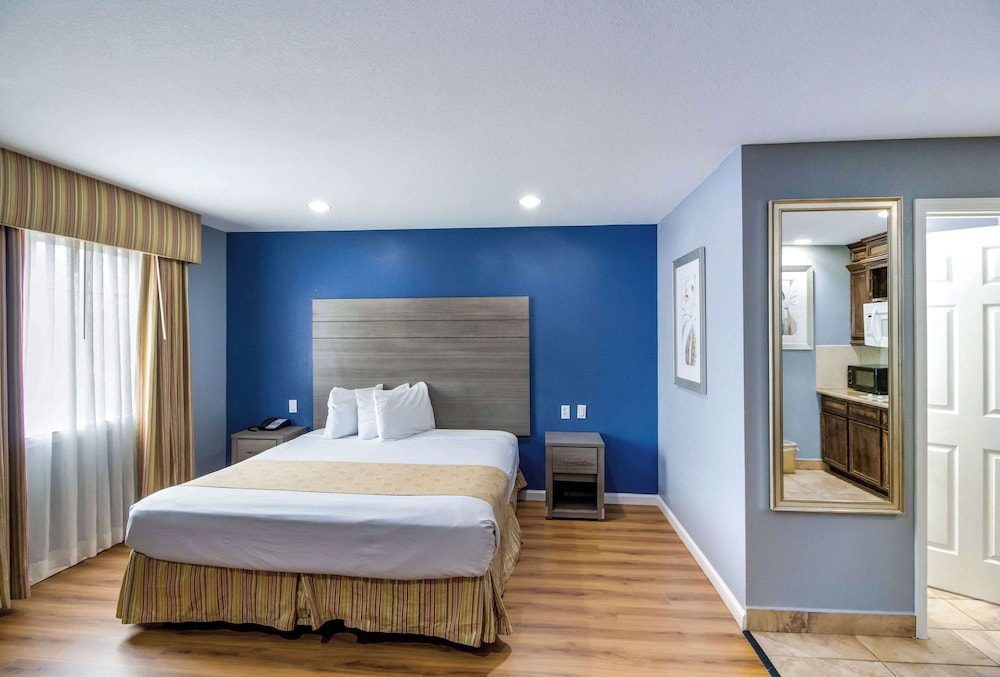 Efficiency, Suite, King Bed, Accessible