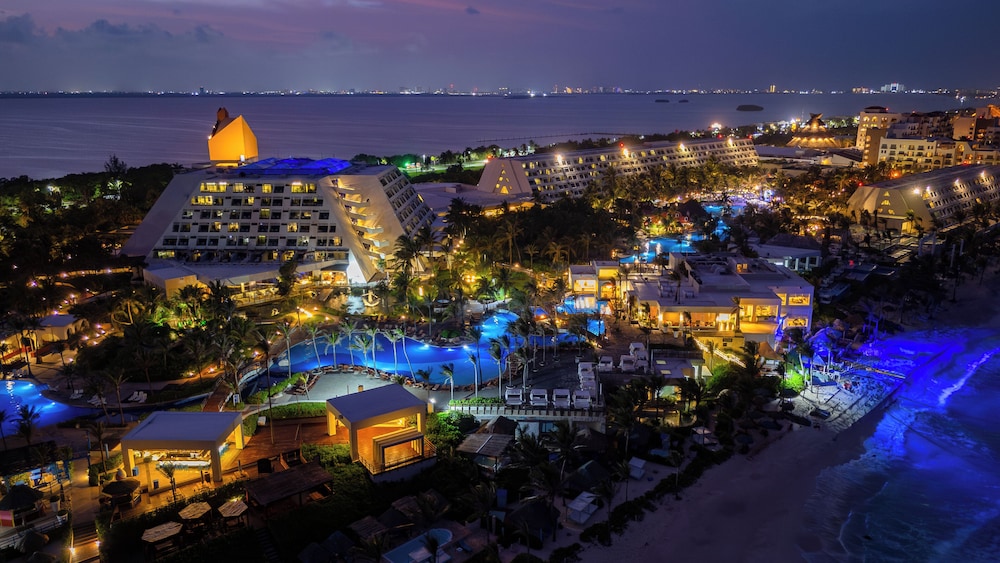 Pyramid at Grand Oasis All Inclusive 3/68