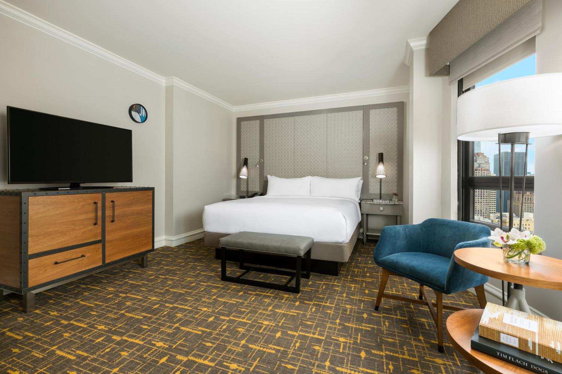 Premier, Queen Bed, Skyline View