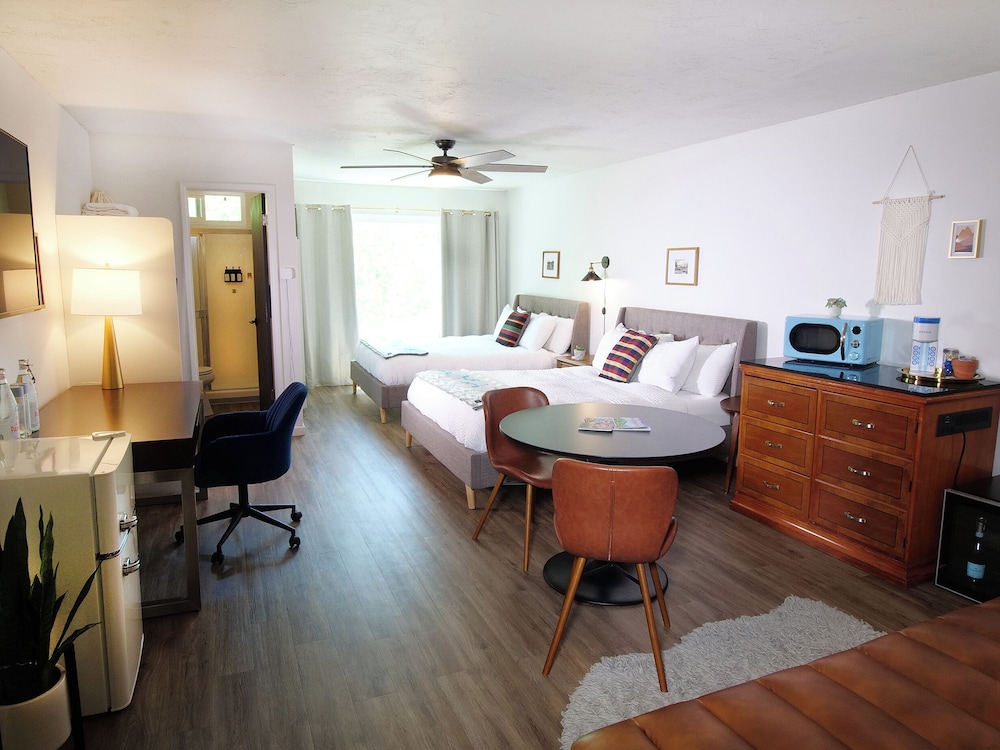 Sierra Blue Hotel & Swim Club 16/40