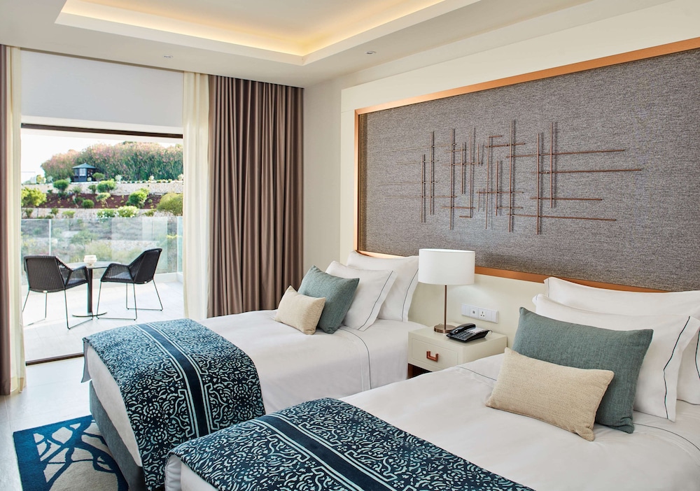 غرفة ديلوكس بثلاثة أسرّة بإطلالة على البحر بشرفة مع سرير إضافي، Tivoli Carvoeiro Hotel 2/5