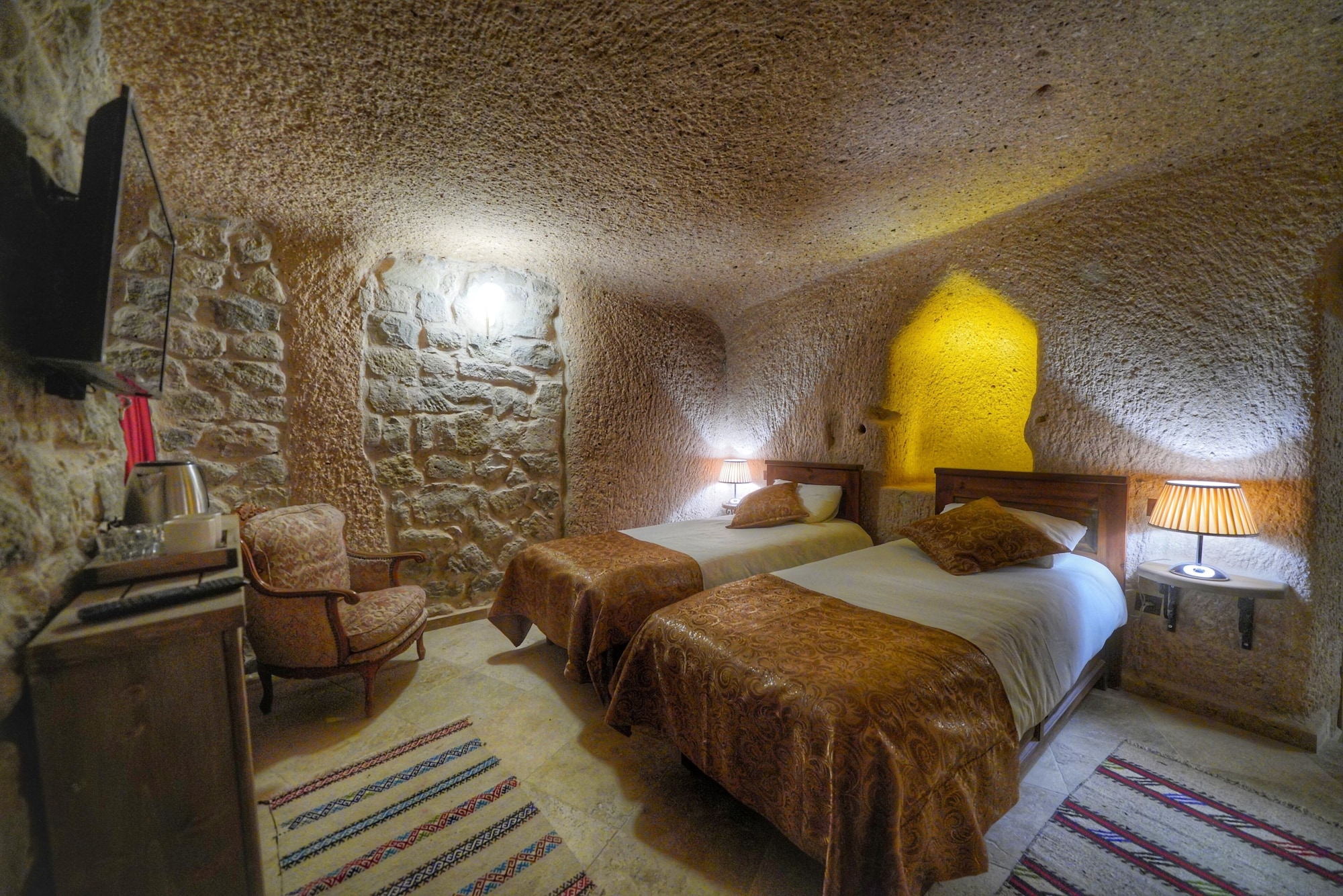 CAVE, FAMILY, SUITE