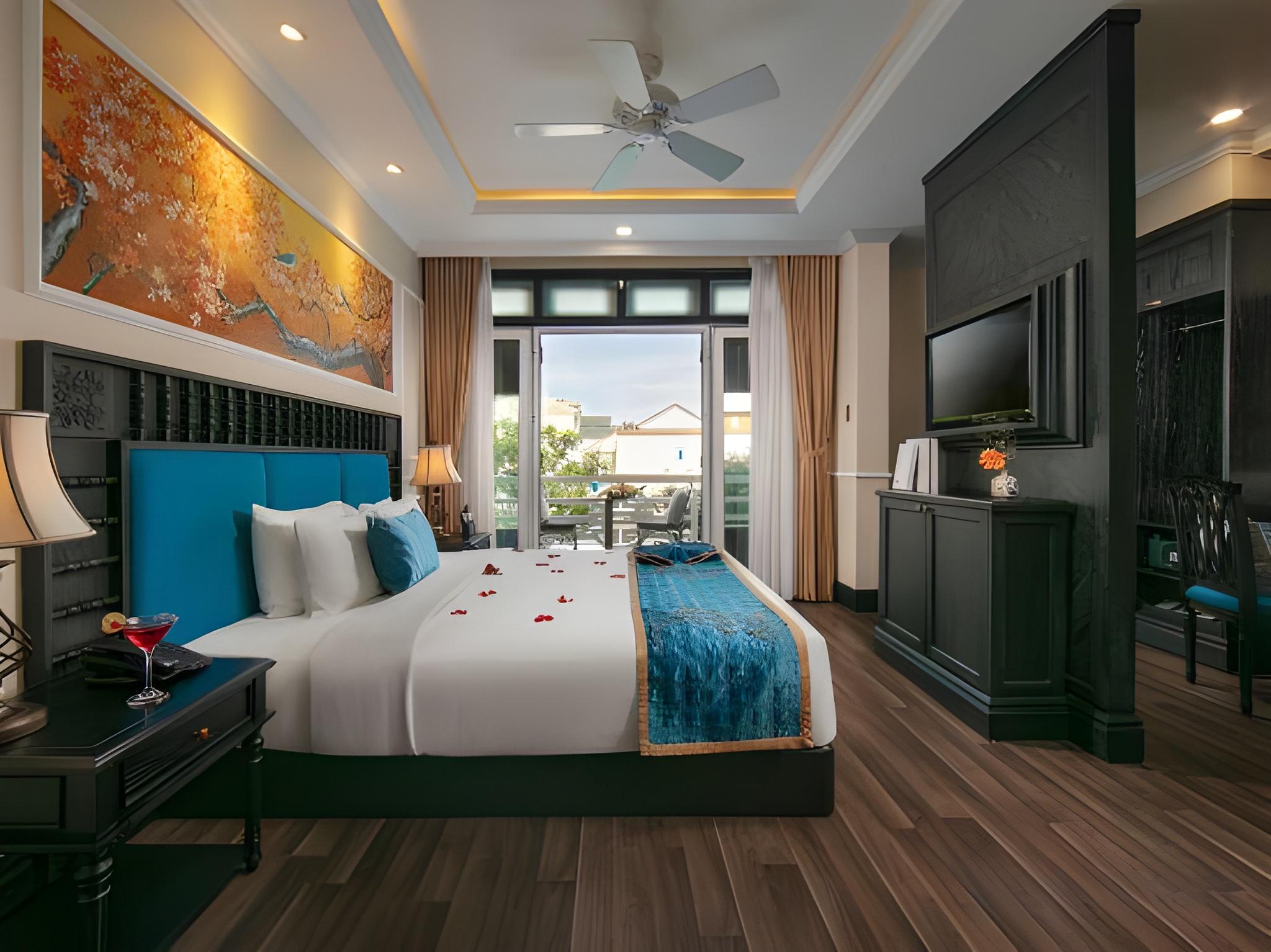 Suite, King and Twin Beds, Pool View, Balcony