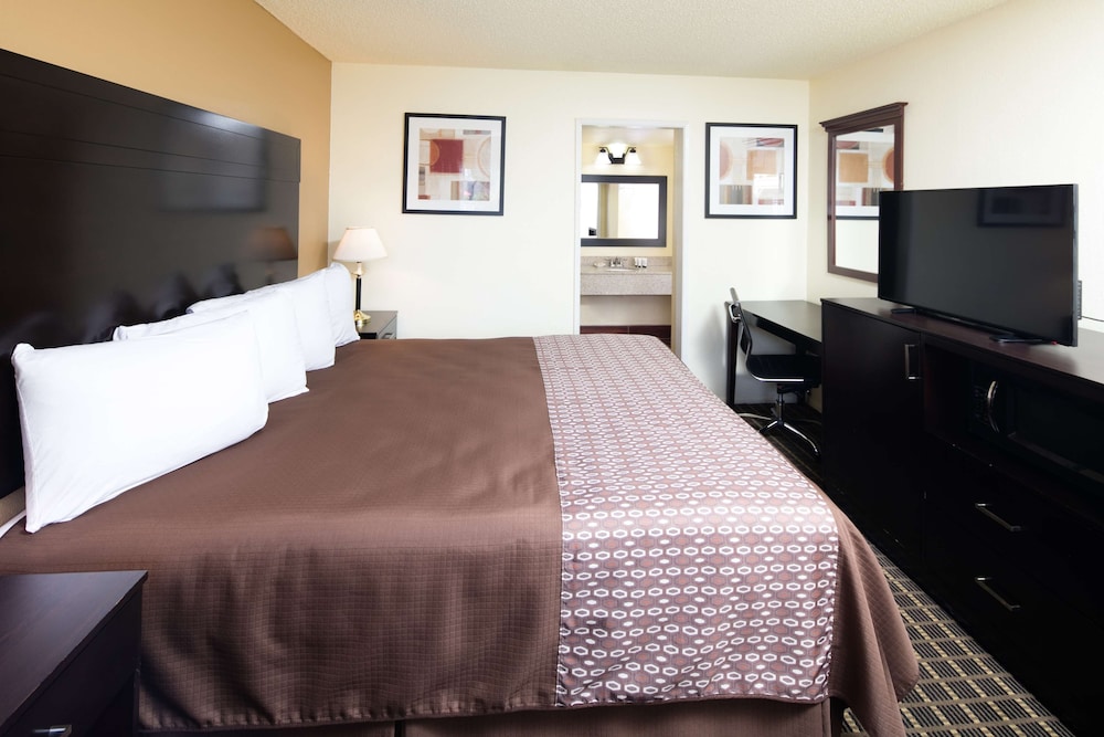 GuestPlace Inn & Suites 6/17