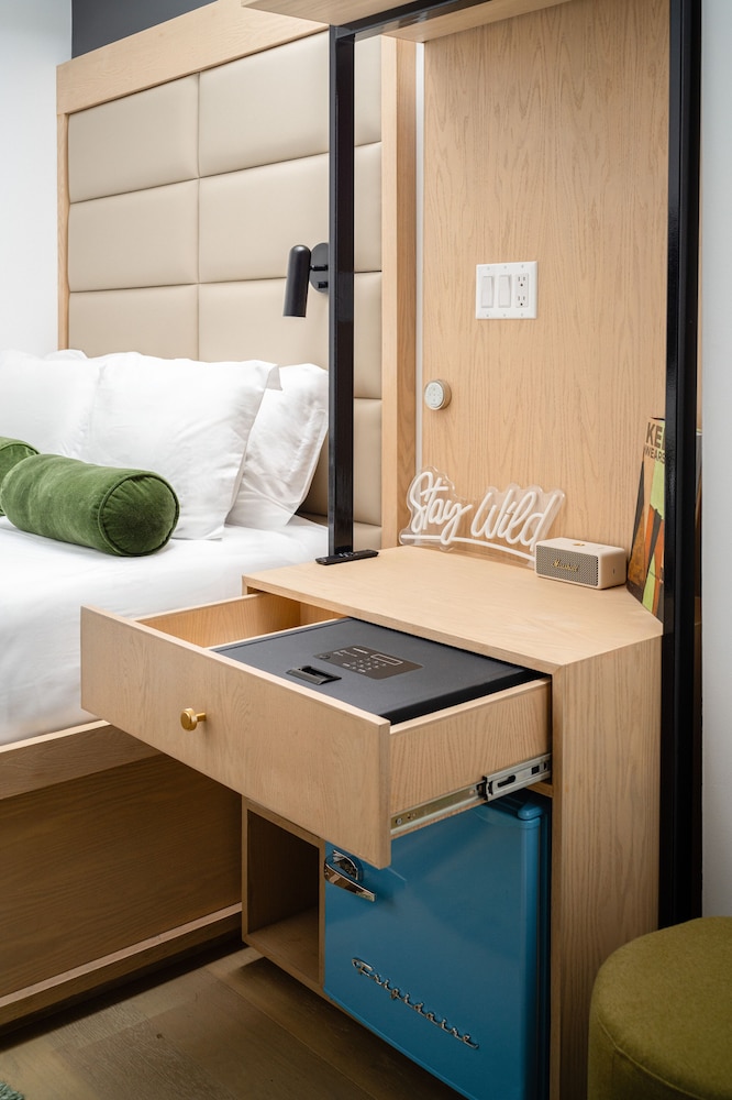 Hotel 837 2/50